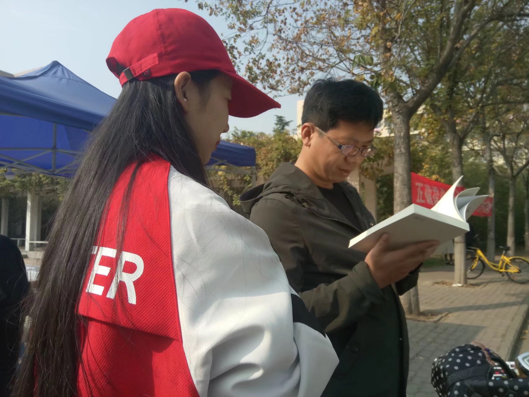 圖書義賣捐贈(zèng)漸凍癥人群.JPG