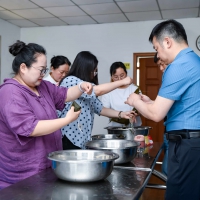 把溫情文明包起來 漯河市人防辦“包粽子、迎端午”