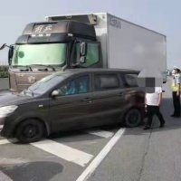 被兩貨車連續(xù)碰撞，面包車還要負全責(zé)？