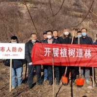 人勤春早植樹忙 焦作市人防辦開展春季義務(wù)植樹活動