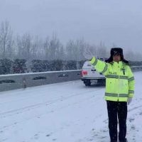 高速交警路政養(yǎng)護攜手鏖戰(zhàn)第二輪冰雪天氣