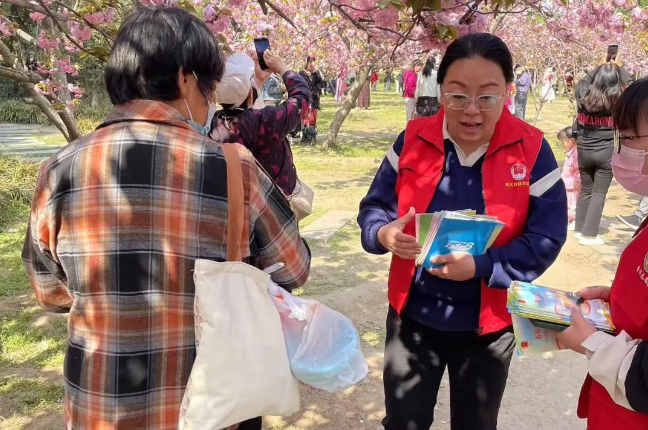 律師“坐診”、普法宣傳......開封景區(qū)里的靚麗法治“風景線”