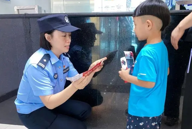 孩子坐飛機沒帶證件咋辦？河南機場公安設(shè)置“一分鐘出證”自助機