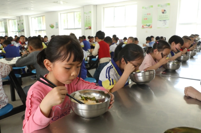 教育部：明確自主經(jīng)營的中小學(xué)校食堂需獨(dú)立開展會(huì)計(jì)核算